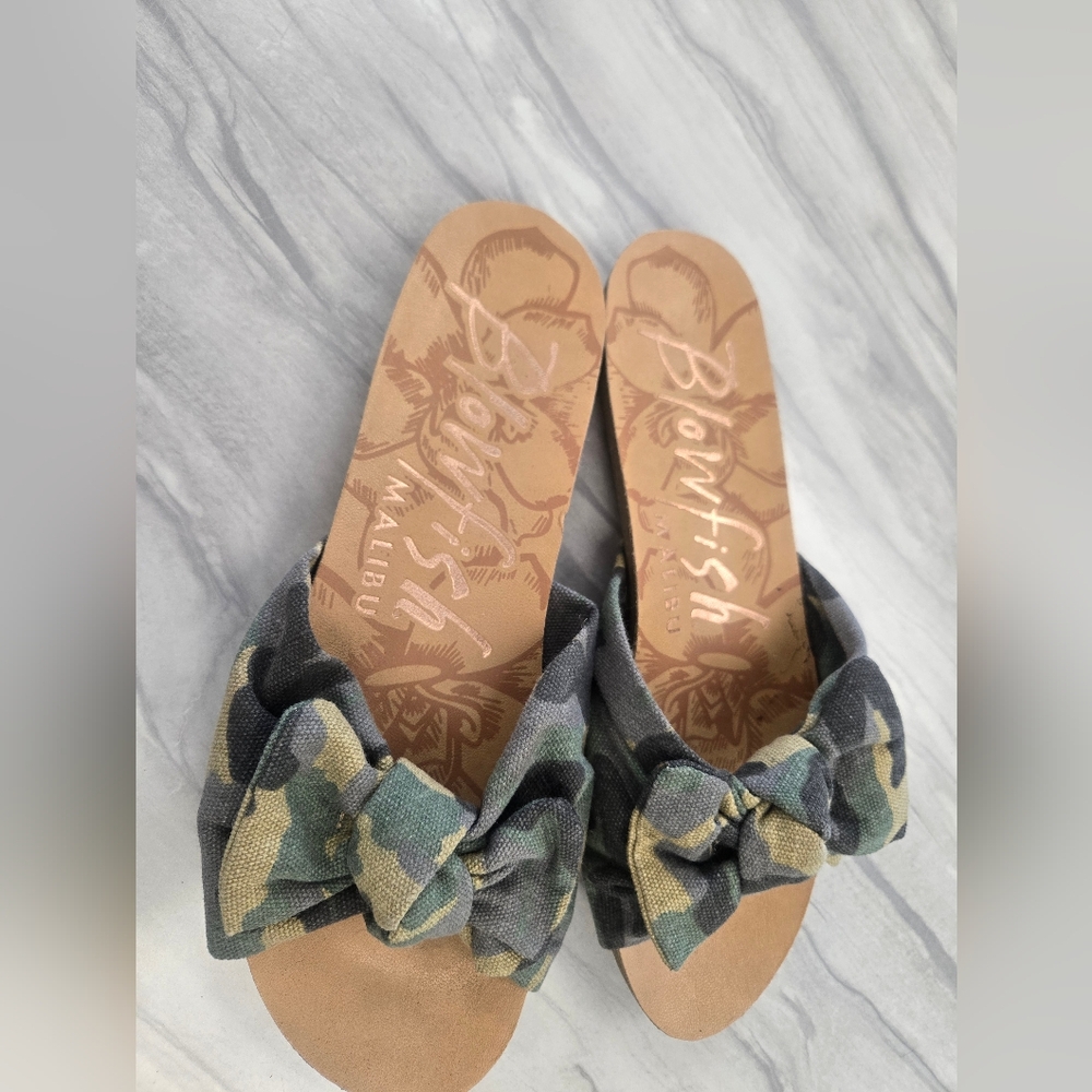 Blowfish Women's Green Camouflage Sandals